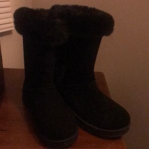 Black fluffy boots
